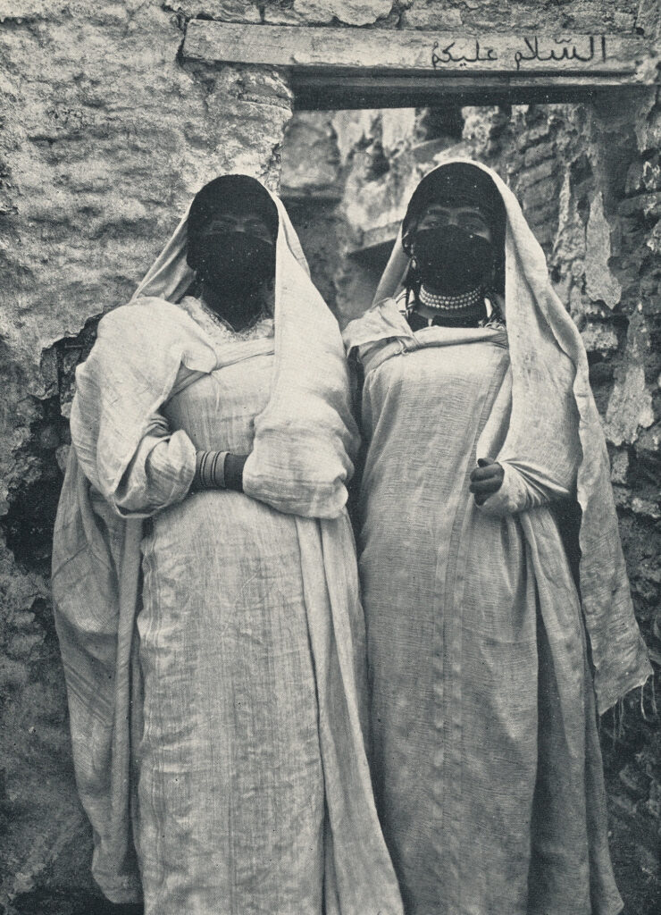 Vintage photograph of Arab women, photo by Lehnert and Landrock (ca. 1900)